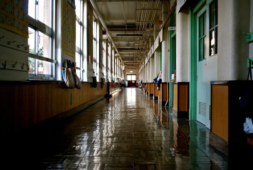 Smutny widok wnętrza budynku szkoły