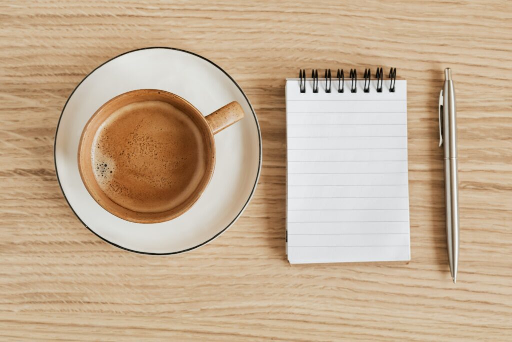 Kawa, długopis i notes na notatki z matematyki